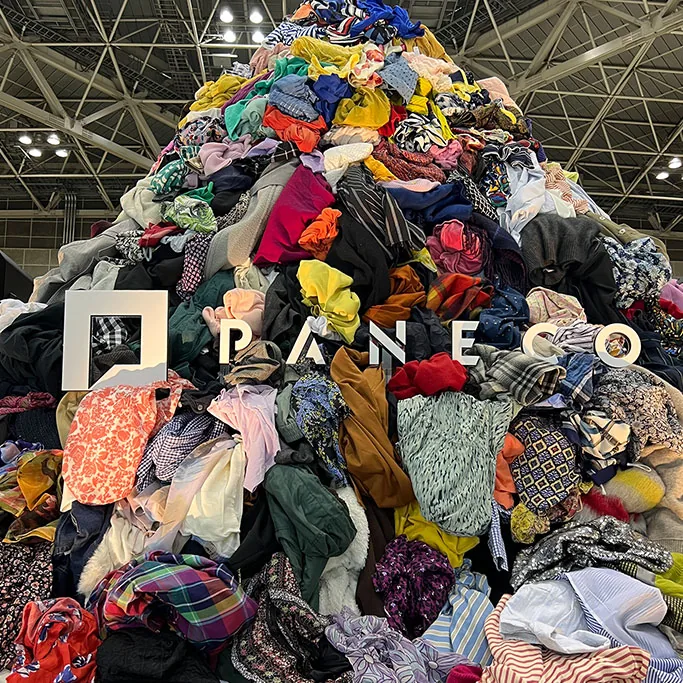 再資源化の原料となる使用済み衣類を積み上げたPANECO®の展示